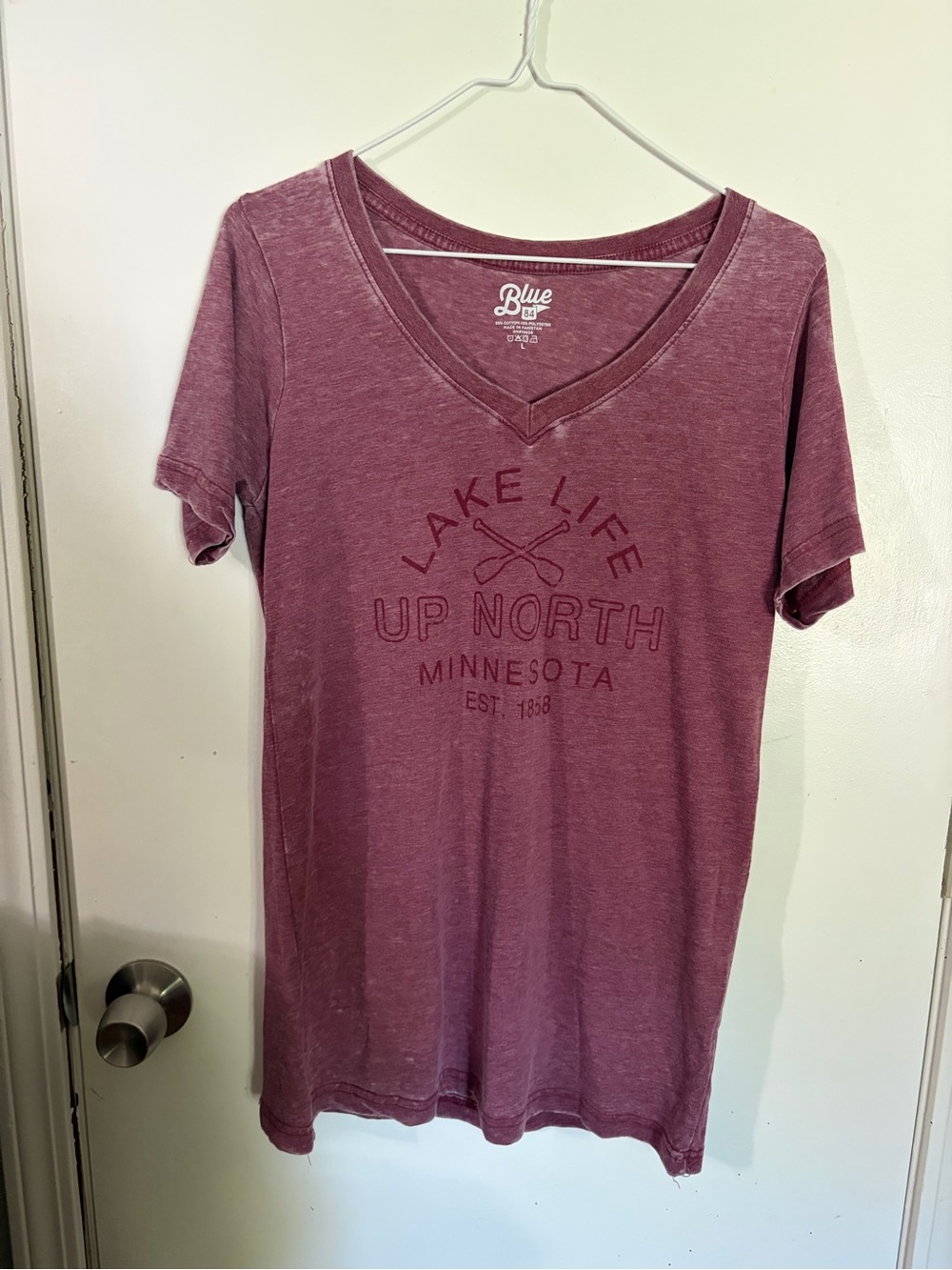 NWOT Blue 84 Women’s Lake Life Up North Minnesota V-Neck Tee Maroon Tote15